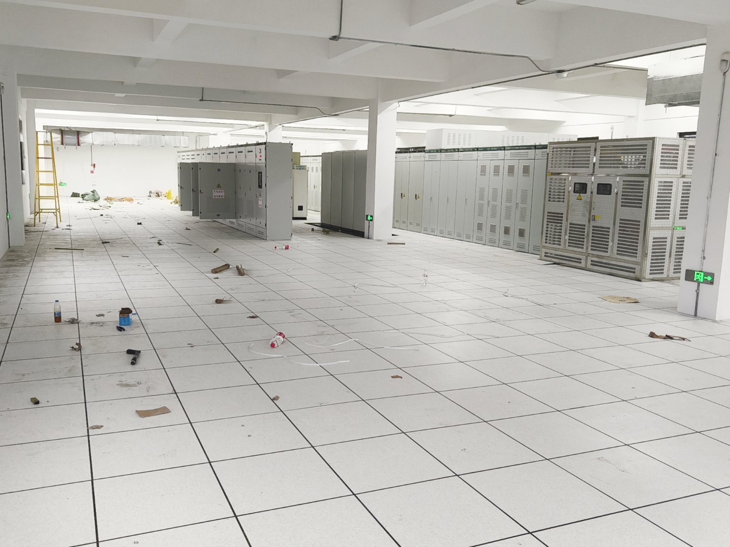 P配电房防静电地板安装 副本.jpg